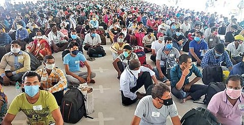 கரோனா இரண்டாம் அலையால் மீண்டும் ஊரடங்கு பதற்றம்; திருப்பூரில் பணிபுரியும் வடமாநிலத் தொழிலாளர்கள் அச்சம்: வேலை செய்வதா, சொந்த ஊர் செல்வதா என்பதில் தொடரும் குழப்பம்