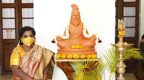 திருவள்ளுவர் சிலை அருகில் ஆளுநர் தமிழிசை.