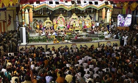 சித்திரைத் திருவிழா ரத்தானதால் மதுரையில் தினமும் ரூ.200 கோடி வர்த்தகம் பாதிப்பு: கரோனாவால் மீள முடியாமல் தவிக்கும் திருவிழாக்களின் நகரம்