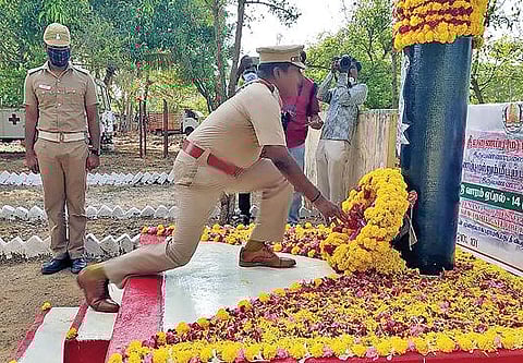 திருவண்ணாமலையில் நடைபெற்ற தீத்தொண்டு நாள் நிகழ்ச்சியில் மலர் வளையம் வைத்து அஞ்சலி செலுத்திய மாவட்ட தீயணைப்பு அலுவலர் முரளி.