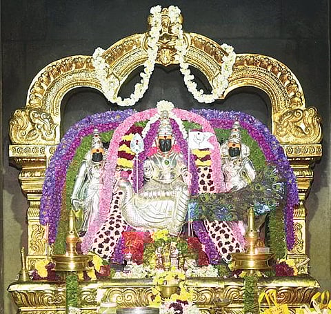 தமிழ் புத்தாண்டு தினத்தையொட்டி, வேலூர் கோட்டை ஜலகண்டேஸ்வரர் கோயிலில் சுவாமிக்கு சிறப்பு தங்கக் கவச அலங்காரம் செய்யப்பட்டு பூஜைகள் நடைபெற்றன. அடுத்த படங்கள்: ஜலகண்டேஸ்வரர் கோயிலில் உள்ள வள்ளி தெய்வானை சமேத சுப்பிரமணிய சுவாமிக்கு சிறப்பு தங்கக் கவச அலங்காரமும், அகிலாண்டேஸ்வரி அம்மனுக்கு சிறப்பு தங்கக் கவச அலங்காரமும், வேலூர் புதிய பேருந்து நிலையம் அருகே உள்ள செல்லியம்மன் கோயிலில் அம்மனுக்கு சிறப்பு தங்கக் கவச அலங்காரமும், வேலூர் சைதாப்பேட்டை பகுதியில் உள்ள பழனியாண்டவர் கோயிலில் சுவாமிக்கு சிறப்பு அலங்காரமும் செய்யப்பட்டிருந்தன. கடைசி படம்: வேலூர் மாவட்டம் காட்பாடி அடுத்த ஜாப்ராபேட்டை கிராமத்தில் உள்ள அங்காள பரமேஸ்வரி அம்மனுக்கு சிறப்பு அலங்காரம் செய்யப்பட்டு பூஜைகள் நடைபெற்றன.படங்கள்: வி.எம்.மணிநாதன்.