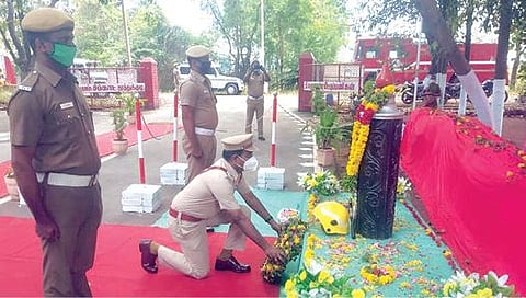 தூத்துக்குடியில் தீ தொண்டு நாளை முன்னிட்டு பணியின் போது உயிரிழந்த தீயணைப்பு படை வீரர்களுக்கு மாவட்ட தீயணைப்பு அலுவலர் ச.குமார் தலைமையில் அஞ்சலி செலுத்தப்பட்டது.