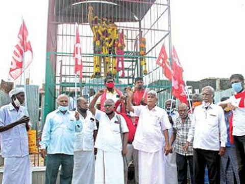 அம்பேத்கர் பிறந்தநாள் விழாவை முன்னிட்டு திருநெல்வேலி சந்திப்பில் உள்ள அவரது சிலைக்கு பல்வேறு கட்சிகள், அமைப்புகள் சார்பில் மாலை அணிவிக்கப்பட்டது. அங்கு மரியாதை செலுத்திய கம்யூனிஸ்ட் கட்சியினர். படம்: மு. லெட்சுமி அருண்