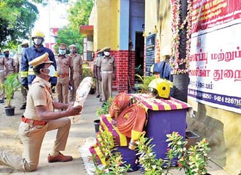 ஈரோடு மாவட்ட தீயணைப்புத்துறை அலுவலகத்தில், பணியின் போது உயிரிழந்த வீரர்களுக்கு மாவட்ட தீயணைப்புத்துறை அலுவலர் புளுகாண்டி மலர் வளையம் வைத்து மரியாதை செலுத்தினார். அடுத்த படம் : தருமபுரி மாவட்டம் பென்னாகரம் தீயணைப்பு நிலைய வளாகத்தில் தீத்தொண்டு நாள் நிகழ்ச்சி நடந்தது.