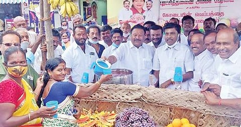 திண்டுக்கல்லில் அதிமுக சார்பில் தண்ணீர் பந்தலை திறந்துவைத்து பொதுமக்களுக்கு நீர், மோர் வழங்கிய அமைச்சர் திண்டுக்கல் சி.சீனிவாசன்.