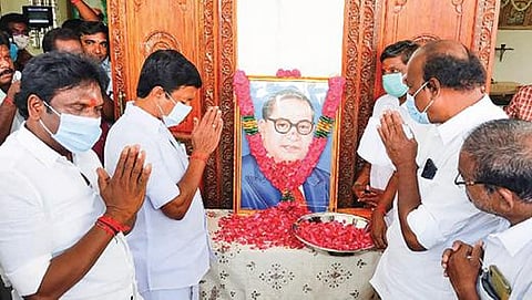 அம்பேத்கர் சிலைக்கு மாலை அணிவிக்கும் என்.ஆர்.காங்கிரஸ் தலைவர் ரங்கசாமி, முன்னாள் அமைச்சர் ராஜவேலு. படங்கள்: எம்.சாம்ராஜ்