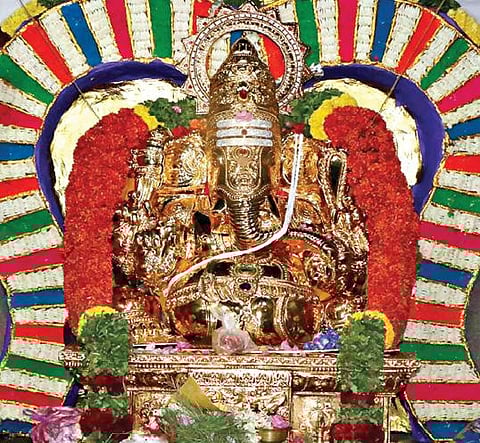 தமிழ்ப் புத்தாண்டு தினத்தையொட்டி கிருஷ்ணகிரி மவுலீஸ்வரர் கோயிலில், இந்து மகாசபை சார்பில் பக்தர்களுக்கு மூலிகை கஞ்சி வழங்கப்பட்டது.