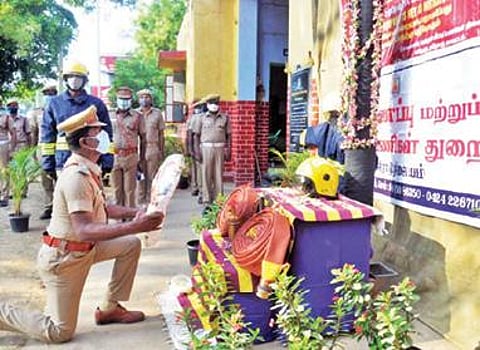 ஈரோடு மாவட்ட தீயணைப்புத்துறை அலுவலகத்தில், பணியின் போது உயிரிழந்த வீரர்களுக்கு மாவட்ட தீயணைப்புத்துறை அலுவலர் புளுகாண்டி மலர் வளையம் வைத்து மரியாதை செலுத்தினார். அடுத்த படம் : தருமபுரி மாவட்டம் பென்னாகரம் தீயணைப்பு நிலைய வளாகத்தில் தீத்தொண்டு நாள் நிகழ்ச்சி நடந்தது.