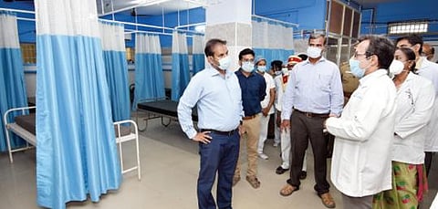 கிருஷ்ணகிரி மாவட்ட அரசு தலைமை மருத்துவமனையில் 190 படுக்கை வசதிகள் கொண்ட, கரோனா சிறப்பு சிகிச்சை மையத்தை, மாவட்ட ஆட்சியர் ஜெயசந்திர பானு ரெட்டி பார்வையிட்டு ஆய்வு மேற்கொண்டார்.