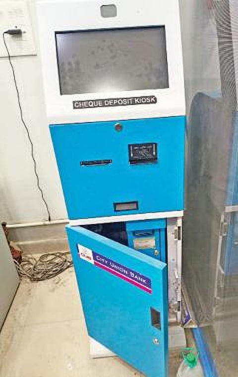 அன்னூர் அடுத்த ஒற்றர்பாளையத்தில் ஏடிஎம் மையத்தில் புகுந்த மர்ம நபர்களால் உடைக்கப்பட்ட பாஸ்புக் பதிவு செய்யும் இயந்திரம், காசோலை செலுத்தும் இயந்திரம்.