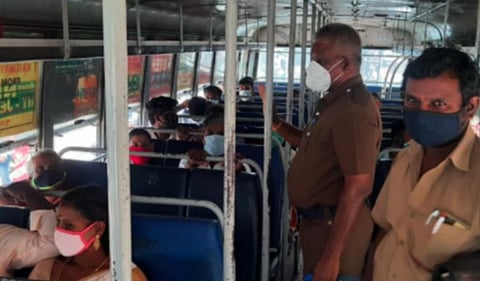 சிதம்பரம் பேருந்து நிலையத்தில் உள்ள பேருந்தில் முகக்கவசம் அணிந்து, தனிமனித இடைவெளியுடன் பொதுமக்கள் பயணம் செய்கிறார்களா என்று போலீஸ் ஒருவர் பார்வையிட்டு ஆய்வு செய்தார்.