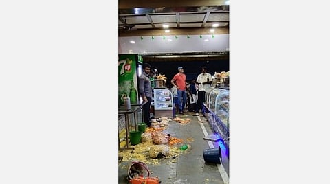 சேவூர் கிராமத்தில் உள்ள பேக்கரியைச் சூறையாடிய ரவுடி கும்பல்.