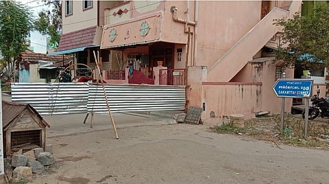 அரியலூர் சாக்கோட்டை தெருவில் 3 பேருக்கு கரோனா தொற்று இருப்பது கண்டறிப்பட்டதால் அத்தெரு தகரம் கொண்டு அடைக்கப்பட்டுள்ளது.