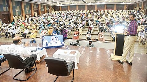 சட்டப்பேரவை தேர்தல் வாக்கு எண்ணும் பணியில் ஈடுபடும் அலுவலர்களுக்கு, விஐடி பல்கலைக்கழக வளாகத்தில் உள்ள அண்ணா அரங்கில் பயிற்சி வகுப்பு நடைபெற்றது. இதில், மாவட்ட ஆட்சியர் சண்முகசுந்தரம், மாவட்ட வருவாய் அலுவலர் பார்த்தீபன் ஆகியோர் கலந்துகொண்டு வாக்கு எண்ணும் பணியில் ஈடுபடும் அலுவலர்களுக்கு ஆலோசனைகளை வழங்கினர்.படம்: வி.எம்.மணிநாதன்.