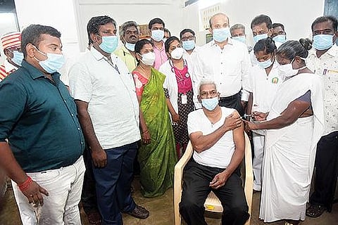 வேலூர் மாவட்ட தொழில் மையம், நேப்கோ பிரிண்ட் மாவட்ட அச்சக உரிமையாளர் சங்கம் சார்பில், 45 வயதுக்கு மேற்பட்டவர்களுக்கு கரோனா தடுப்பூசி போடும் முகாம் வேலூர் கோட்டையில் உள்ள நேப்கோ பிரிண்ட் அலுவலகத்தில் நடைபெற்றது. இதனை, மாவட்ட ஆட்சியர் சண்முகசுந்தரம் தொடங்கி வைத்து பார்வையிட்டார். அடுத்த படம்: வேலூர் சாஸ்திரி நகரில் மாவட்ட சுகாதார துறை, அனைத்து வணிகர்கள் சங்கத்தினர் மற்றும் சாஸ்திரி நகர் இளைஞர் நற்பணி மன்றம் சார்பில், இலவச கரோனா தடுப்பூசி முகாம் வேலூர் மாவட்ட வணிகர் சங்க பேரமைப்பின் தலைவர் ப. ஞானவேலு தலைமையில் நடைபெற்றது.