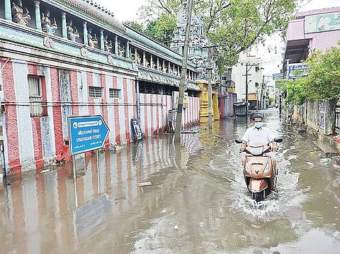 வேலூரில் இடி, மின்னலுடன் நேற்று காலை விடிய விடிய மழை பெய்தது. இதனால், வேலூர் கோட்டை ஜலகண்டேஸ்வரர் கோயில் எதிரே உள்ள காவலர் பயிற்சி பள்ளி மைதானத்திலும், வேலூர் கொசப்பேட்டை விநாயகம் தெருவில் மழைநீர் குளம்போல் தேங்கியுள்ளது. படங்கள்: வி.எம்.மணிநாதன்.