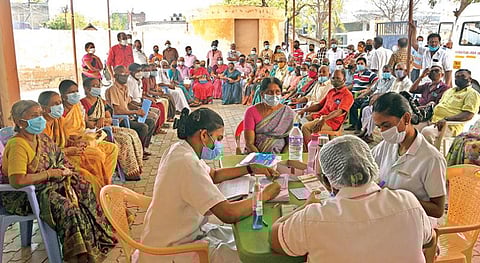 தூத்துக்குடி அரசு மருத்துவக் கல்லூரி மருத்துவமனையில் கரோனா தடுப்பூசி போட்டுக் கொள்ள நேற்று குவிந்த மக்கள். படம்: என்.ராஜேஷ்