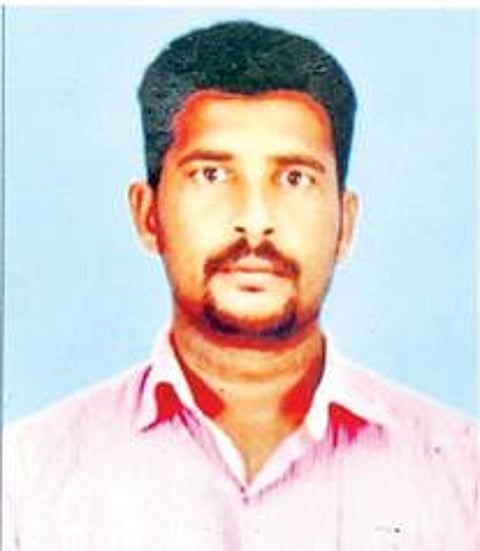 மங்களூரு கப்பல் விபத்தில் மாயமான மணப்பாடு மீனவர் டென்சனை மீட்கக் கோரி, தூத்துக்குடி ஆட்சியர் அலுவலகத்துக்கு மனு அளிக்க வந்த அவரது மனைவி ராணி, 2 மகள்கள் மற்றும் குடும்பத்தினர். (அடுத்த படம்) டென்சன்.