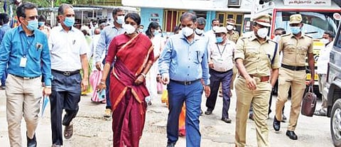 கிருஷ்ணகிரி அரசு தலைமை மருத்துவமனையில் கரோனா தொற்று பாதுகாப்பு நடவடிக்கைகளை கண்காணிப்பு அலுவலர் பீலா ராஜேஷ் ஆய்வு மேற்கொண்டார். அருகில் ஆட்சியர் ஜெயசந்திர பானு ரெட்டி, எஸ்பி பண்டிகங்காதர்.