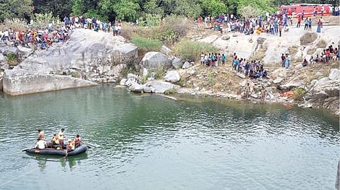 செந்தாரப்பள்ளி அருகில் கல்குவாரியில் நீரில் மூழ்கிய ஐடிஐ மாணவர் பலராமனை தேடும் பணியில் ஈடுபட்ட தீயணைப்புத்துறையினர்.