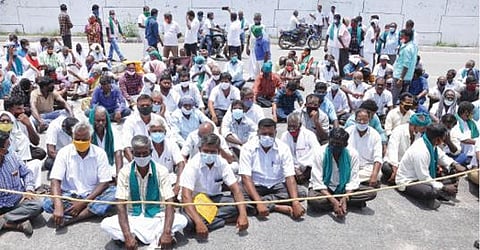 கிருஷ்ணகிரி மாவட்ட ஆட்சியர் அலுவலகம் எதிரே விவசாயிகள் காத்திருப்பு போராட்டத்தில் ஈடுபட்டனர்.