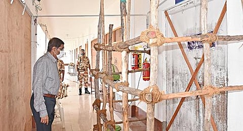 திருச்செங்கோடு வாக்கு எண்ணும் மையத்தில் வாக்குப்பதிவு இயந்திரங்கள் வைக்கப்பட்டுள்ள பாதுகாப்பு அறையை நாமக்கல் மாவட்ட ஆட்சியர் கா.மெகராஜ் ஆய்வு செய்தார்.