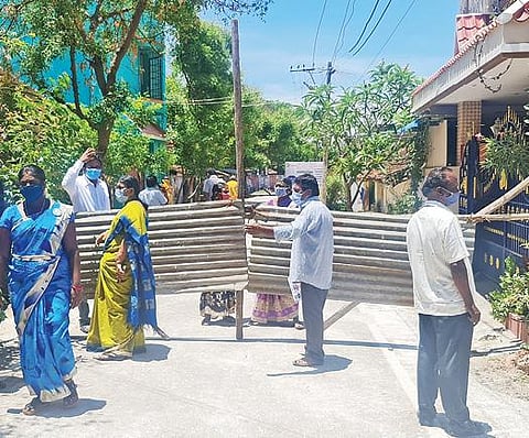 சின்னாளபட்டியில் `சீல்' வைக்கப்பட்ட வள்ளுவர் நகர் பகுதி.