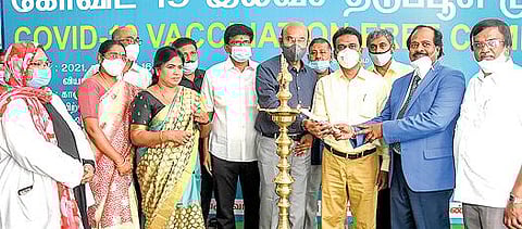 தமிழ்நாடு தொழில் வர்த்தக சங்கத்தில் தடுப்பூசி திருவிழாவை குத்துவிளக்கேற்றி தொடங்கி வைத்த மாநகராட்சி ஆணையர் விசாகன். உடன் காமராசர் பல்கலை. துணைவேந்தர் எம்.கிருஷ்ணன், தொழில் வர்த்தக சங்கத் தலைவர் என்.ஜெகதீசன், முதுநிலைத் தலைவர் ரத்தினவேல் உள்ளிட்டோர்.