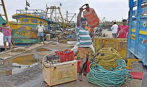கடலூர் துறைமுக பகுதியில் நிறுத்தி வைக்கப்பட்டுள்ள படகுகள்.