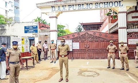 வேளச்சேரி சட்டப்பேரவை தொகுதியில் 92-வது வாக்குச்சாவடியில் நாளை மறு வாக்குப்பதிவு: அதிமுக, காங்கிரஸ் வேட்பாளர்கள் வீடுவீடாக பிரச்சாரம்