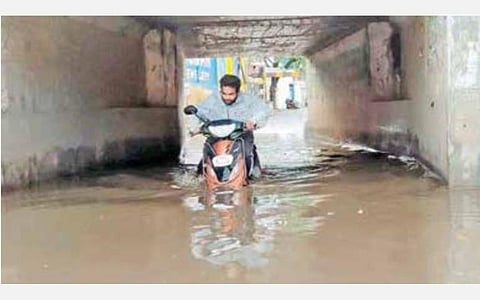 கோவை கிக்கானி பள்ளி அருகேயுள்ள ரயில்வே பாலத்தின் கீழ் தேங்கியுள்ள மழைநீரை கடந்து வரும் வாகன ஓட்டுநர். (அடுத்த படம்) ஆழியாறு பகுதியில் பெய்த கனமழையால் குரங்கு அருவியில் கொட்டும் தண்ணீர்.