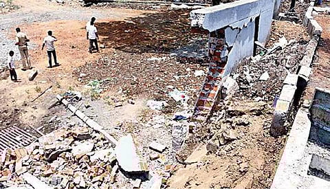 கோவையில் கனமழை காரணமாக இடிந்து விழுந்த உக்கடம் பெரிய குளம் சுற்றுச் சுவரின் ஒரு பகுதி. படம்: ஜெ.மனோகரன்