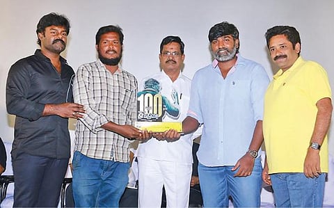 ‘தர்மதுரை’ படத்தின் 100-வது நாள் கேடயம் பெறும் ரவிச்சந்திரன்