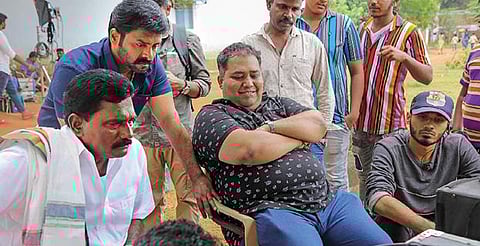 ‘கொற்றவை’ படப்பிடிப்பில் வேல.ராமமூர்த்தி, படக்குழுவுடன் சி.வி.குமார்