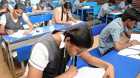 பள்ளி இறுதியாண்டுத் தேர்வு திட்டமிட்டபடி நடக்கட்டும்