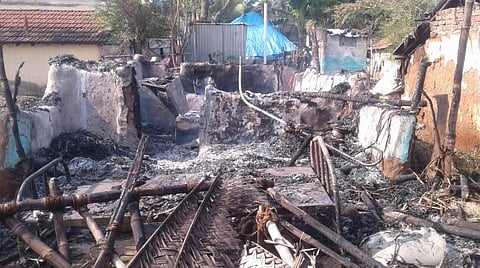 அரியலூர் மாவட்டம் பாளையப்பாடி கிராமத்தில் மின்கசிவு காரணமாக எரிந்து சாம்பலான வீடு.