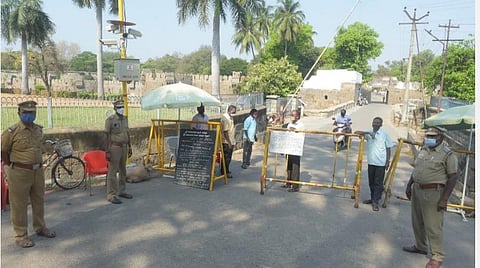 வேலூர் கோட்டை நுழைவுவாயிலில் காவல் துறையினர் தடுப்புகளை ஏற்படுத்தி பொதுமக்கள் உள்ளே செல்லத் தடை விதித்தனர்.