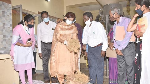 புதுக்கோட்டை டாம்ப்கால் மருந்து உற்பத்தி நிலையத்தில் சூரணம் தயாரிப்பு பகுதியை ஆய்வு மேற்கொள்கிறார் ஆட்சியர் பி.உமா மகேஸ்வரி.