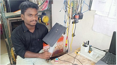 புதுக்கோட்டை மாவட்டம் கீரமங்கலத்தில் தனது வீட்டில் புதிய கண்டுபிடிப்புப் பணியில் ஈடுபட்டு வரும் மாணவர் சிவ சந்தோஷ்.