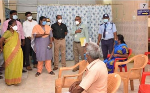 நெல்லையில் புதிதாக 212 பேருக்கு கரோனா தொற்று; தடுப்பூசிக்கு தட்டுப்பாடு: சொந்த ஊருக்குக் கிளம்பும் வெளிமாநிலத் தொழிலாளர்கள்