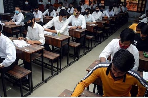 கரோனாவால் ஐசிஎஸ்இ, ஐஎஸ்சி 10, 12-ம் வகுப்புப் பொதுத் தேர்வுகள் ஒத்திவைப்பு