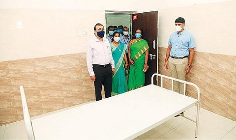 திருவண்ணாமலை ஆயுஷ் மருத்துவமனையில் தொடங்கப்பட்டுள்ள கரோனா சிகிச்சை மையத்தை பார்வையிட்ட மாவட்ட கண்காணிப்பு அலுவலர் தீரஜ்குமார். அருகில், மாவட்ட ஆட்சியர் சந்தீப் நந்தூரி உள்ளிட்டோர்.