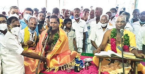 ஆரணி அடுத்த அரையாளம் கிராமத்தில் திரவுபதி அம்மன் கோயிலில் நடைபெற்று வரும் அக்னி வசந்த விழாவில் மகாபாரத சொற்பொழிவாளர்களுக்கு சால்வை அணித்து கவுரவித்த அமைச்சர் சேவூர் எஸ்.ராமச்சந்திரன்.