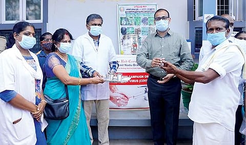 தென்காசியில் கபசுர குடிநீர் வழங்கும் முகாமை மாவட்ட ஆட்சியர் சமீரன் தொடங்கிவைத்தார்.