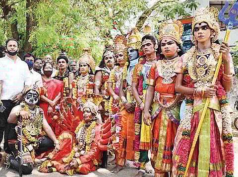 திருச்சி மாவட்ட ஆட்சியர் அலுவலகத்துக்கு நேற்று மனு அளிக்க வந்த நாடக, நாட்டுப்புற கலைஞர்கள்.படம்: ஜி.ஞானவேல்முருகன்