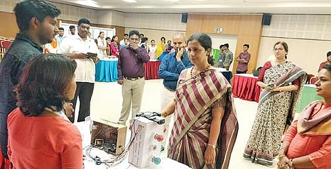 அந்தமான் நிகோபர் தீவுகளில் உள்ள டாக்டர் பி.ஆர்.அம்பேத்கர் தொழில்நுட்பக் கழகத்தில் மாணவர்களின் செயல்திறன்களை அண்மையில் பார்வையிட்ட திருச்சி என்ஐடி இயக்குநர் மினிஷாஜி தாமஸ்.