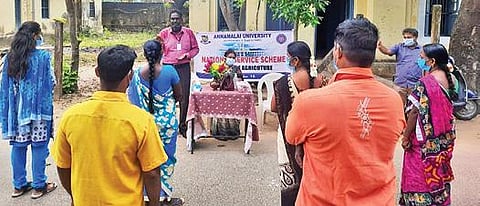 சிதம்பரம் அண்ணாமலை பல்கலைக்கழக நாட்டு நலப்பணி திட்டம் சார்பில் கரோனா தடுப்பூசி விழிப்புணர்வு பிரச்சாரம் செய்யப்பட்டது.