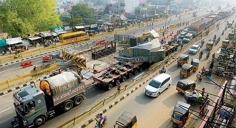 பெங்களூருவில் ஆதிசேஷன் சிலை வடிவமைக்க, வந்தவாசியில் இருந்து 230 டன் எடை கொண்ட பாறை, ராட்சத லாரியில் வேலூர் வழியாக தேசிய நெடுஞ்சாலையில் கொண்டு செல்லப்பட்டது. இதனால், சத்துவாச்சாரி பகுதியில் சிறிது நேரம் போக்குவரத்து நெரிசல் ஏற்பட்டது. படம்:வி.எம்.மணிநாதன்