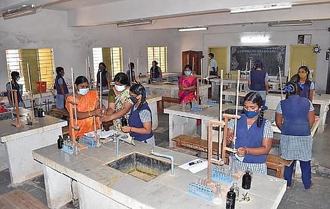 கடலூர் திருப்பாதிரிபுலியூர் அரசு பெண்கள் மேல்நிலைப்பள்ளியில் பிளஸ் 2 மாணவி கள் செய்முறை தேர்வில் ஈடுபட்டனர்.