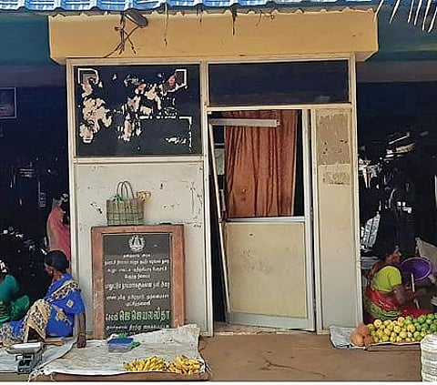 குறிஞ்சிப்பாடி பேருந்து நிலையத்தில் பராமரிப்பு இன்றி இருக்கும் குழந்தைகள் பாலூட்டும் அறை.